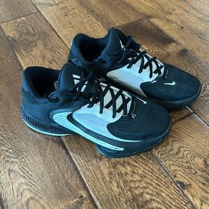 Nike Freak 4 Basketball Shoes.